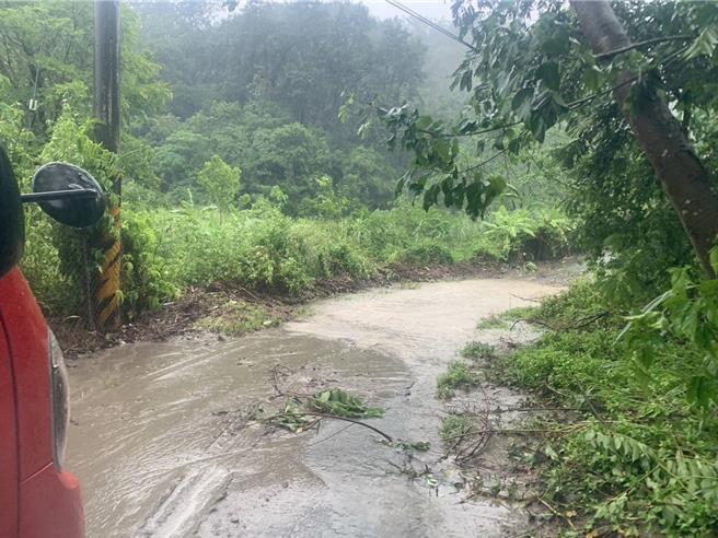 美濃區傳出有37名師生因參與夏令營受困黃蝶翠谷山區，所幸師生和警消已經取得聯繫，目前安全無虞，正等候救災機具挺進後撤。（高雄市警方提供／林雅惠傳真）