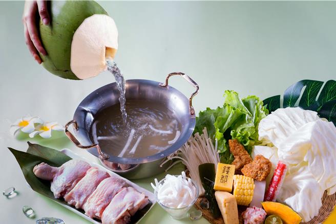 首家「錢都日式涮涮鍋」南台灣直營店，7月26日開幕，店內特別推出「可可椰子雞鍋」，讓消費者嘗鮮。(錢都餐飲集團提供)