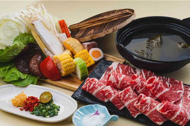 「錢都」擁有「國民火鍋」之稱，高雄鳳山直營店26日開幕，開鍋可參加開幕抽獎活動，有機會將三陽機車、iphone15手機等總獎額超過15萬的好禮帶回家。(錢都餐飲集團提供)