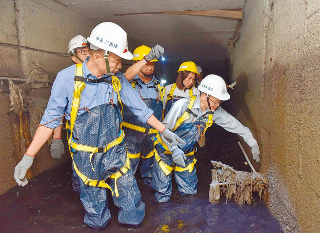 韓國瑜擔任高雄市長時，曾穿著青蛙裝視察下水道。（高市府提供）