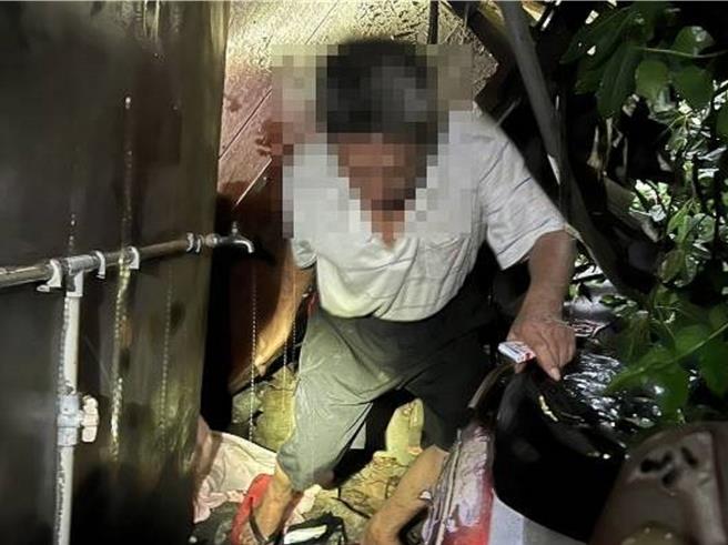 彰化县鹿港镇25日发生树木倒塌压毁砖造平房的事件，造成1名60多岁的男子受困屋内，消防员钻入屋内将男子救出。（民眾提供／孙英哲彰化传真）