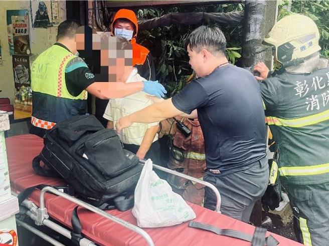 彰化县鹿港镇25日发生树木倒塌压毁砖造平房的事件，造成1名60多岁的男子受困屋内，消防员钻入屋内将男子救出。（民眾提供／孙英哲彰化传真）