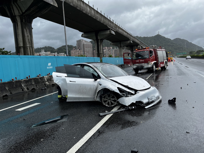 颱風天特斯拉行駛國道遇到積水，發生水漂效應導致失控翻覆。（翻攝畫面）