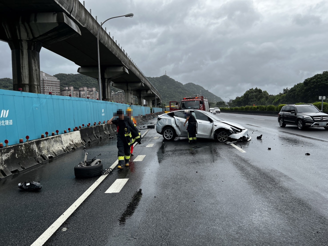 颱風天特斯拉行駛國道遇到積水，發生水漂效應導致失控翻覆。（翻攝畫面）