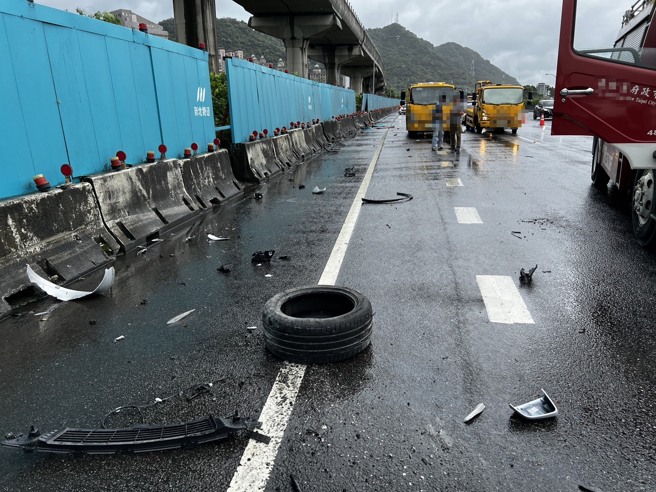 颱風天特斯拉行駛國道遇到積水，發生水漂效應導致失控翻覆。（翻攝畫面）