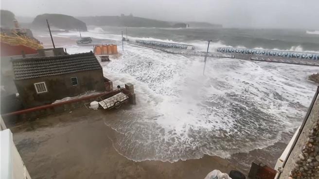 凯米颱风捣乱，又值天文大潮，澎湖西屿乡小门社区25日下午海水倒灌，海水不断涌入社区道路。（许逸民摄）