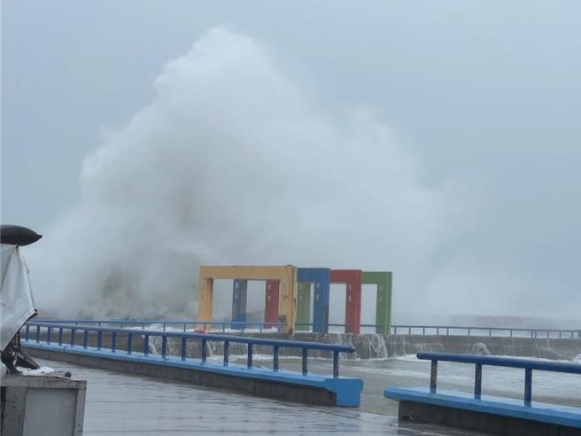 凯米颱风捣乱，25日风雨在澎湖马公市观音亭海边掀起巨浪。（许逸民摄）