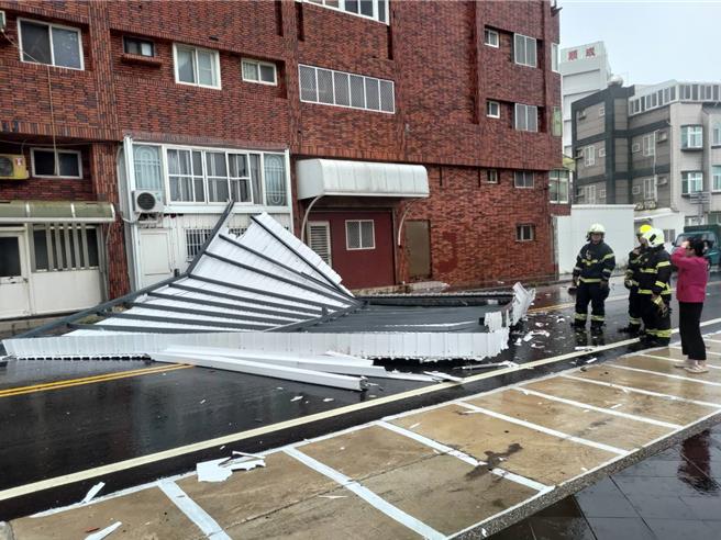 凯米颱风捣乱，澎湖传出零星灾情，图为25日马公市四维路一栋大楼上的铁皮屋顶被风吹落，幸未造成伤亡。（澎湖消防局提供／许逸民澎湖传真）