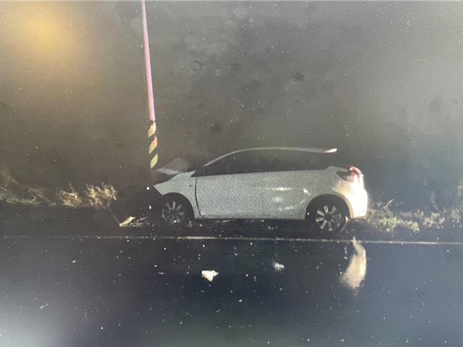 凯米颱风捣乱，澎湖25日凌晨4时许，一名驾车返家的女子自撞路灯杆送医不治事故，这也是颱风期间澎湖首起意外死亡。（马公分局提供／许逸民澎湖传真）