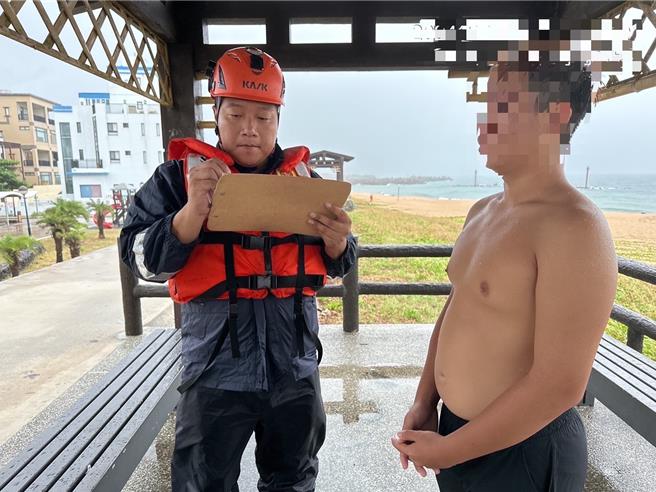 凯米颱风捣乱，澎湖24日中午发布禁制令，但傍晚仍有衝浪客在山水沙滩衝浪，遭岸巡取缔开出劝导单。（第七岸巡队提供／许逸民澎湖传真）