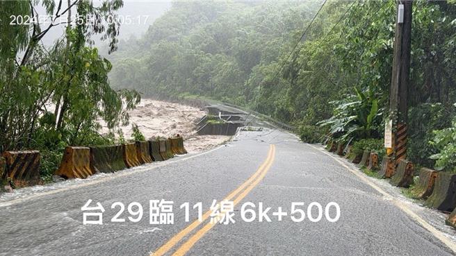 台29线那玛夏五里埔临11便道0K＋150、4K＋150、6K＋500路段路基坍滑造成道路阻断。（公路局提供／蔡明亘台北传真）
