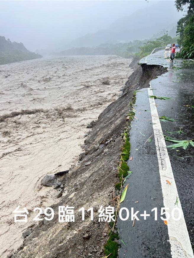 台29线那玛夏五里埔临11便道0K＋150、4K＋150、6K＋500路段路基坍滑造成道路阻断。（公路局提供／蔡明亘台北传真）
