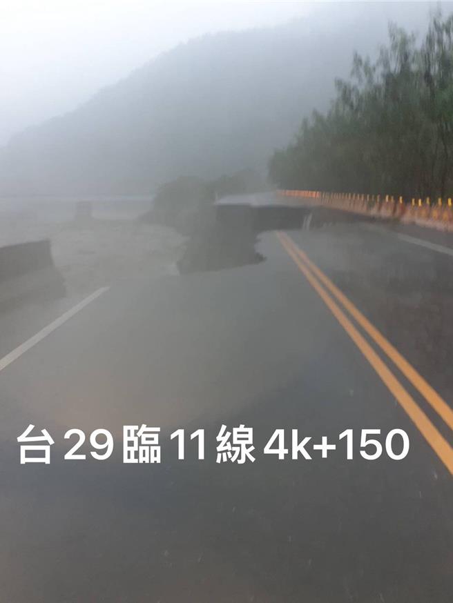 台29线那玛夏五里埔临11便道0K＋150、4K＋150、6K＋500路段路基坍滑造成道路阻断。（公路局提供／蔡明亘台北传真）