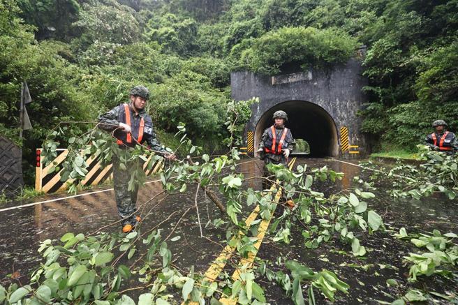 第3作战区派遣救灾兵力协助倒塌路树清除，恢復交通顺畅。（记者黄迪明摄）