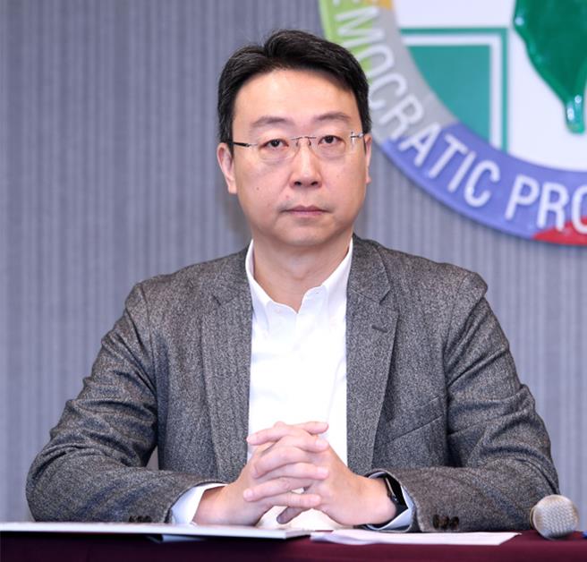 針對部分媒體質疑颱風假發布流程行政院發言人陳世凱今駁斥，凱米颱風雖已於今日上午出海，但台灣仍然在暴風圈範圍當中，尤其中南部地區仍需防範超大豪雨所帶來的影響，政府會謹慎恐懼，以救災作為首要的任務，目前首要的工作是中央與地方全力合作，讓災情降到最低，至於相關政治語言及政治口水，並無助於災情的緩解，呼籲媒體評論及報導應有所節制。（本報資料照片）