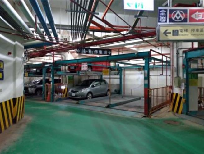 民進黨台北市議員許家蓓發現，台北市場處與業者針對停車收費的契約條文過於籠統，以信義區三興超市為例，原本月票價格落在2800元到3500元之間，結果由超市業者統一管理後價格竟翻倍。(台北市市場處提供)