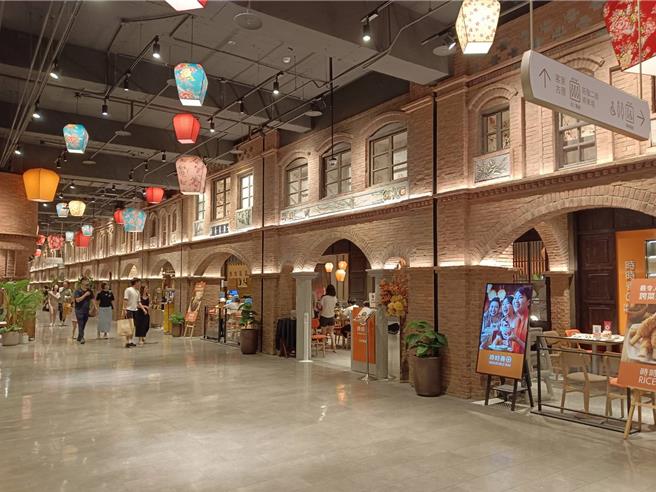 颱風假未能吸引竹縣民眾到商場逛街。（邱立雅攝）