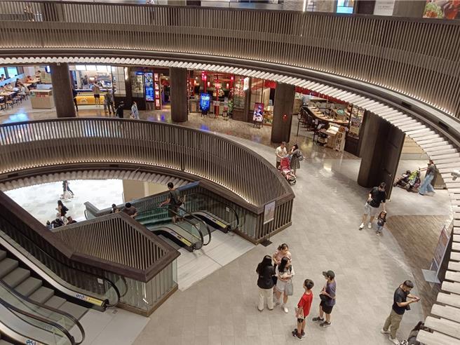 遠東百貨竹北店颱風假未見預期人潮。（邱立雅攝）