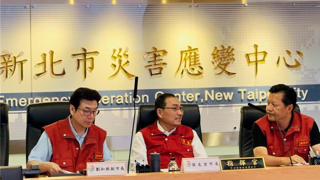 新北市长侯友宜（中）今（25）日上午主持凯米颱风工作会报，强调颱风假都是以市民安全为优先考量。（吕健豪摄）