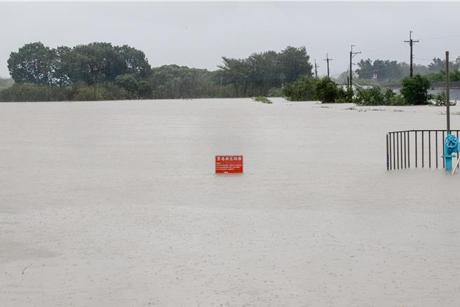 八掌溪暴涨溢堤，嘉义县水上乡一带严重淹水，成水乡泽国。（嘉县府提供／廖素慧嘉县传真）