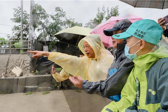 八掌溪暴涨溢堤，水上乡一带严重淹水，嘉义县长翁章梁今天视察淹水灾况。（嘉县府提供／廖素慧嘉县传真）