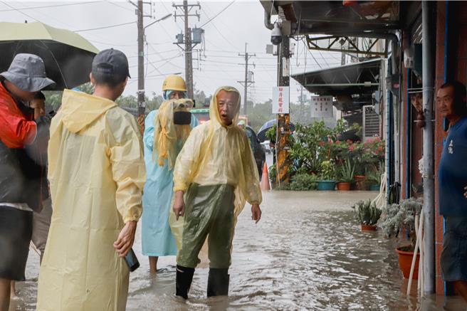八掌溪暴涨溢堤，嘉义县长翁章梁今天视察水上乡淹水灾况。（嘉县府提供／廖素慧嘉县传真）