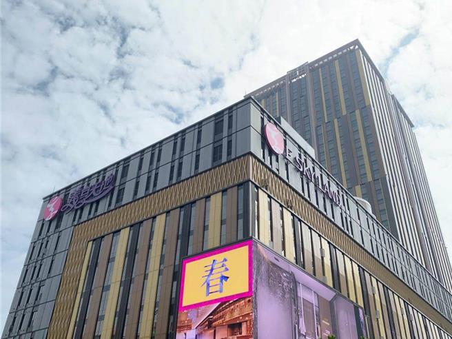 義享時尚廣場受到颱風波及導致1樓商場淹水。（柯宗緯攝）