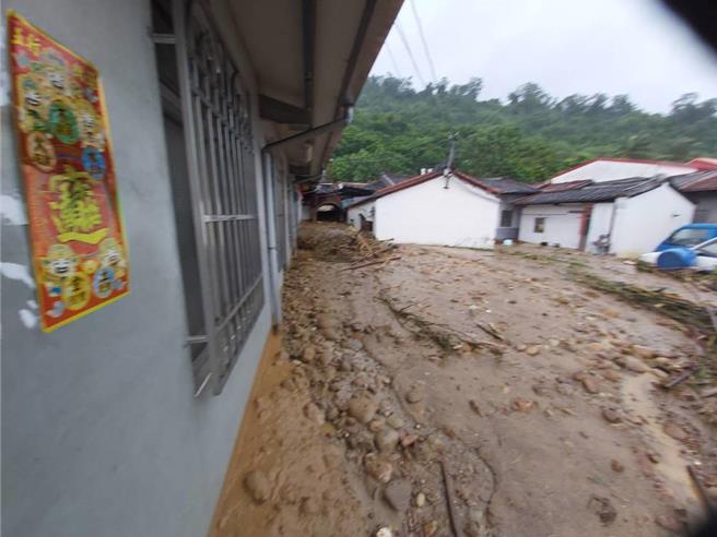 高雄旗山土石流冲进民宅，屋主老夫妇遭活埋，酿1死1伤惨剧。（民眾提供）