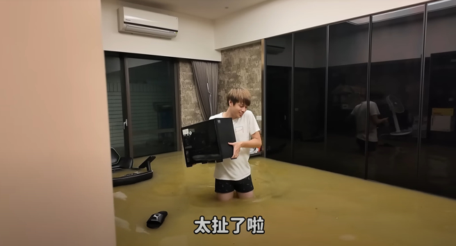 水淹到大腿，儒哥抢救主机。（图／翻摄自Ru儒哥 YT）