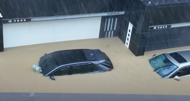 街上汽车几乎要灭顶。（图／翻摄自Ru儒哥 YT）