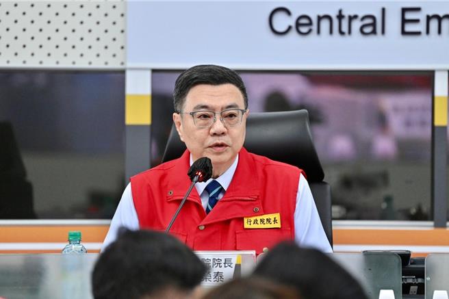 卓荣泰原拟26日搭乘台铁视察花莲，因颱风缘故，必须至灾情严重区域勘灾，因此无法赴花莲。（行政院提供／游念育台北传真）