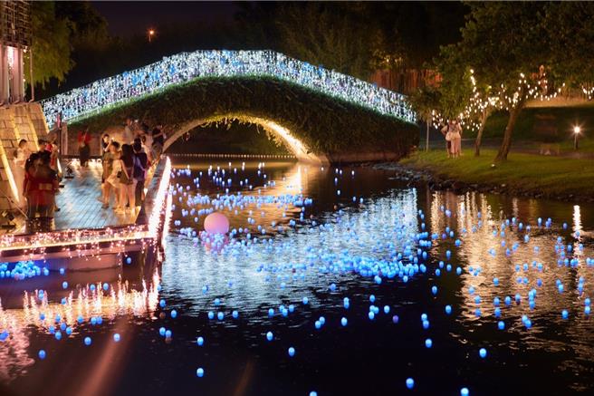 宜蘭傳藝園區於8月2日至24日舉辦「愛在夏天・夜傳藝」活動，斥資近2千萬元打造七夕期間限定藍眼淚，展示絢爛光環境藝術、極光火舞演出。（全聯善美的文化藝術基金會提供／吳佩蓉宜蘭傳真）