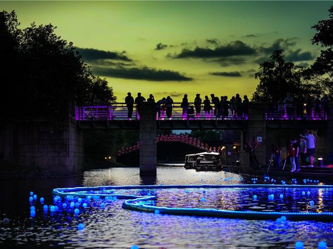 宜蘭傳藝園區於8月2日至24日舉辦「愛在夏天・夜傳藝」活動，斥資近2千萬元打造七夕期間限定藍眼淚，展示絢爛光環境藝術、極光火舞演出。（全聯善美的文化藝術基金會提供／吳佩蓉宜蘭傳真）