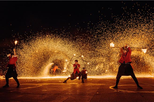 宜蘭傳藝園區於8月2日至24日舉辦「愛在夏天・夜傳藝」活動，斥資近2千萬元打造七夕期間限定藍眼淚，展示絢爛光環境藝術、極光火舞演出。（全聯善美的文化藝術基金會提供／吳佩蓉宜蘭傳真）