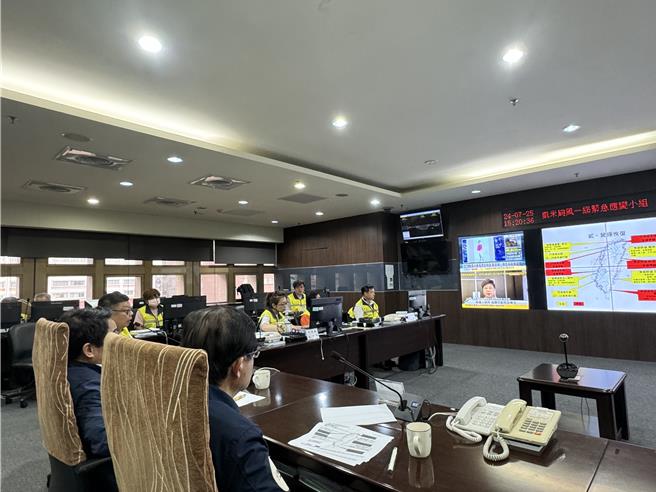 交通部長李孟諺25日赴台鐵公司凱米颱風應變指揮中心，聽取受災及復原狀況。（台鐵公司提供／蔡明亘台北傳真）