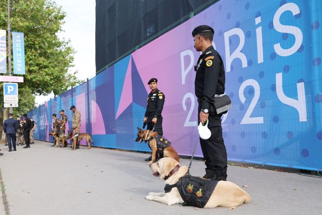 巴黎奥运开幕式将在26日登场，塞纳河畔边都已经是管制区域，只有持有许可证的居民及持奥运证人员可进入管制区域（杜宜谙／巴黎传真）