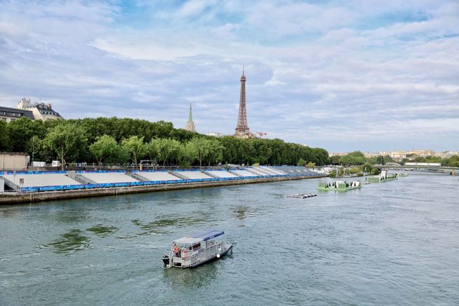 巴黎奥运开幕式将在26日登场，塞纳河畔边都已经是管制区域，只有持有许可证的居民及持奥运证人员可进入管制区域（杜宜谙／巴黎传真）