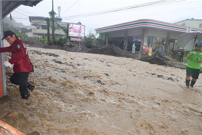 南投县仁爱乡、信义乡受凯米颱风强风暴雨侵袭，多处道路发生坍方、土石流和路面掏空灾情，南投县政府25日下午4点半公布，仁爱乡及信义乡26日停止上班、停止上课。（南投县府提供／潘虹恩南投传真）
