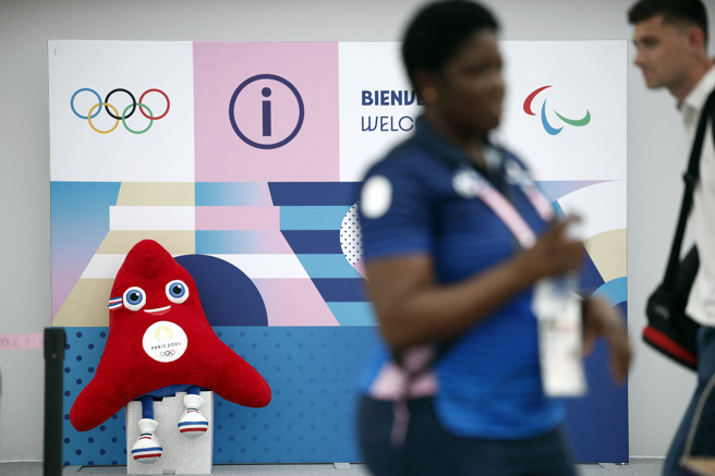 2024巴黎奧運選手村隨處可見官方吉祥物「弗里吉」（Phryge）。（路透）