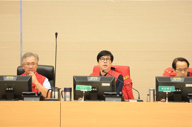 高雄市面對凱米侵台造成許多地方淹水，各地皆有災情傳出，面對是否明（26）日將繼續放颱風假，高雄市長陳其邁表示不排除。（高雄市政府提供／楊舒婷高雄傳真）