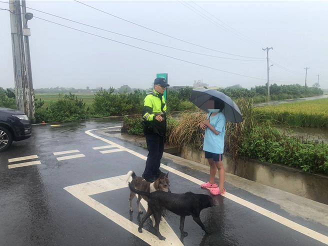 女童与母争吵负气离家撑伞走1公里，大园警风雨中寻回。(大园分局提供提供／廖姮玥桃园传真）