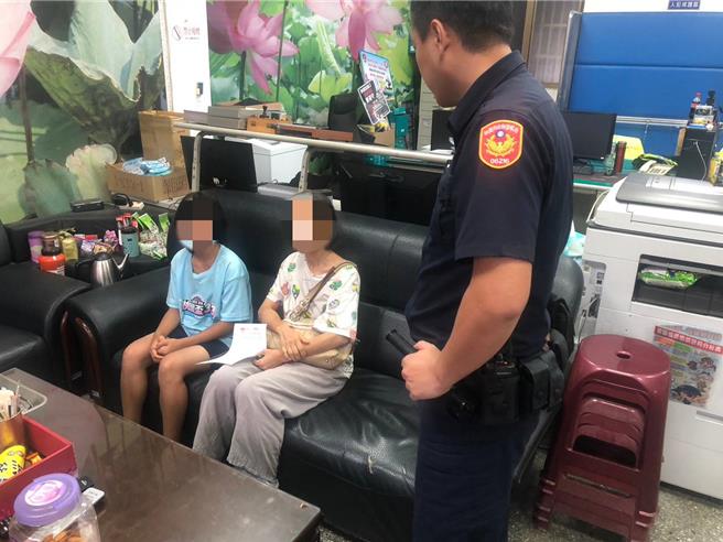 女童与母争吵负气离家撑伞走1公里，大园警风雨中寻回。(大园分局提供提供／廖姮玥桃园传真）
