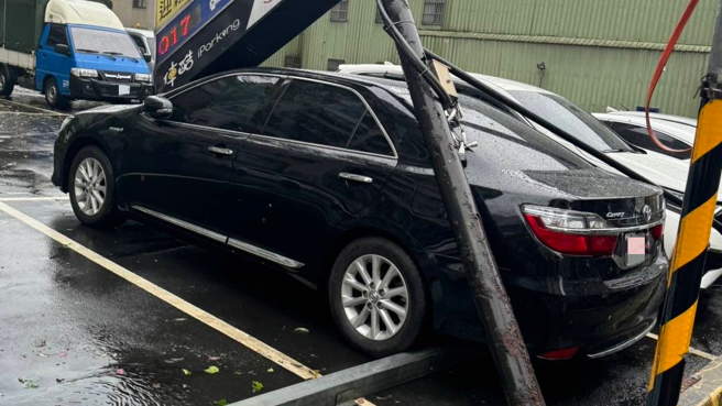 有车主将爱车停在露天停车场，岂料，停车场大型招牌疑不敌狂风被吹倒，造成车辆挡风玻璃被砸穿。（图／警方提供）