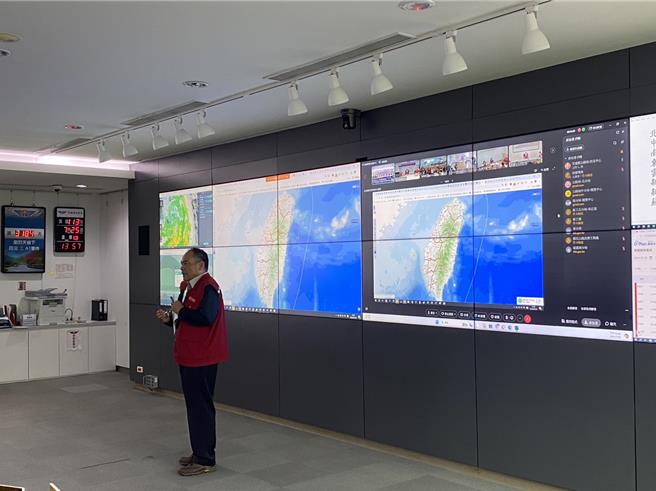 公路局總工程司陳進發說明搶救災情況。（公路局提供／蔡明亘台北傳真）