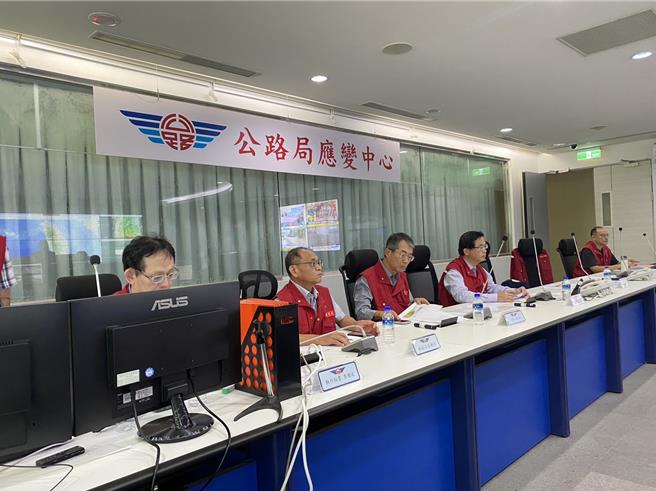 交通部長李孟諺（右2）至公路局公路防災中心視導凱米颱風搶救災辦理情形。（公路局提供／蔡明亘台北傳真）