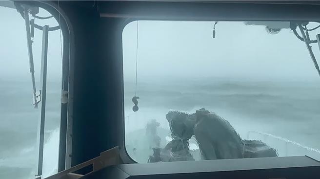 1艘坦尚尼亞籍「FU-SHUN」輪疑似於高雄外海沉沒。（翻攝照片／洪靖宜高雄傳真）