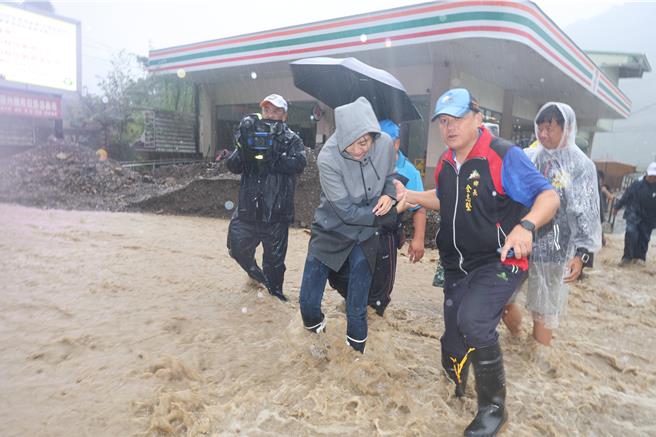 受凯米颱风影响，台21线位于南投县信义乡入口处的明德路段，因野溪暴涨挟带大量土石向下而流，路面被淹没导致交通受阻，南投县长许淑华（中）25日前往勘灾。（南投县府提供／潘虹恩南投传真）