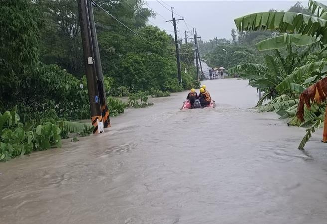 左鎮菜寮溪支流暴漲，消防隊下午出動橡皮艇救出受困的2戶10位民眾。(讀者提供／曹婷婷台南傳真)