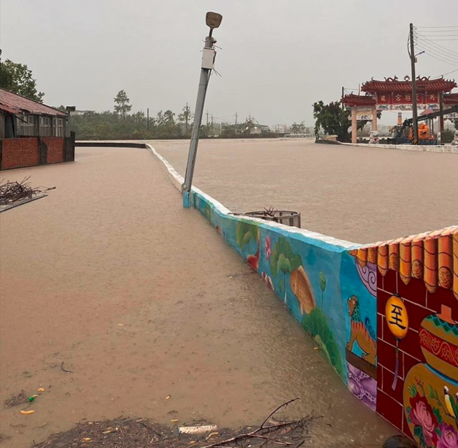 邱议莹深入灾区直击高雄淹水灾情。（图／取自邱议莹脸书）