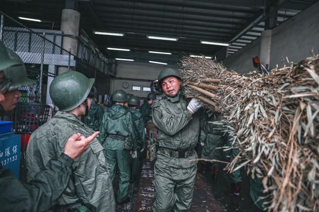 花蓮縣後備旅步2營60員召員與花蓮市後備輔導中心幹部投入救災任務。（記者陳彥陵攝）